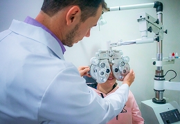 Foto de médico avaliando visão de paciente