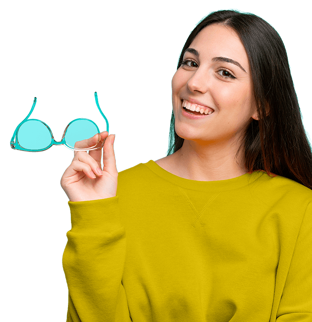 Menina sorrindo e segurando óculos