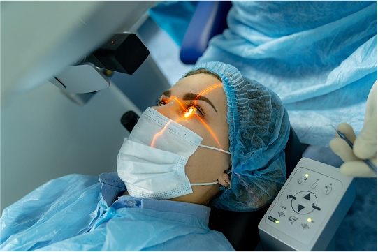 Paciente fazendo cirurgia a laser